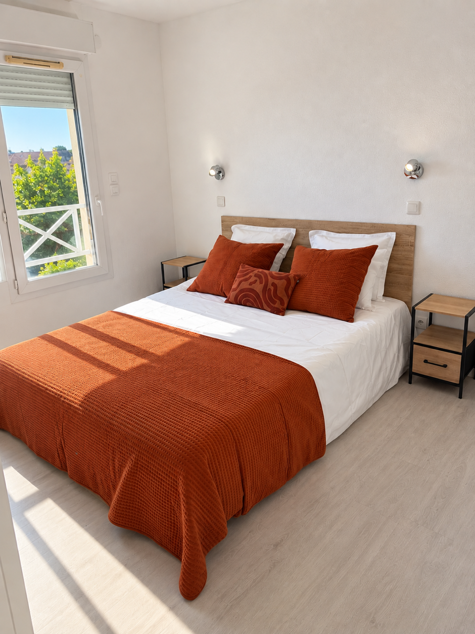 Chambre meublée Cavalaire-sur-Mer avec parure terracotta et chevets bois