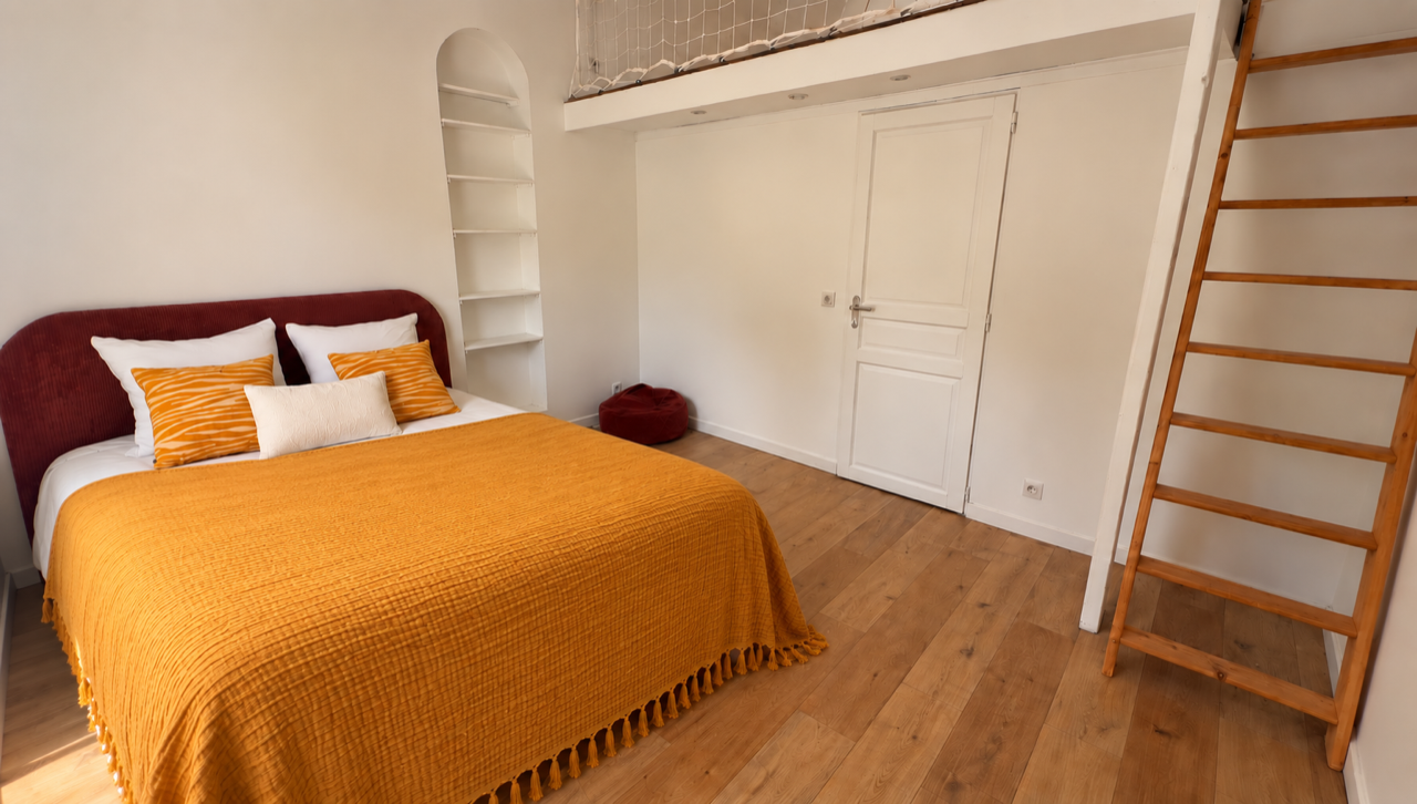 Chambre meublée Fuveau avec lit terracotta et mezzanine